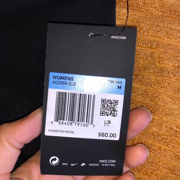 **SOLD**Nike black yoga pants women’s size medium - Picture 2 of 7
